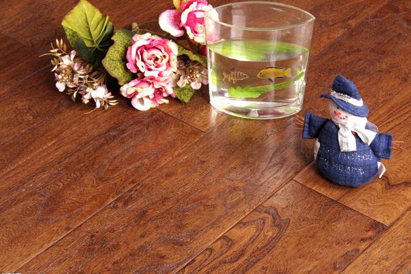 危機(jī)漩渦悄然來(lái)襲 地板企業(yè)把握全局.jpg