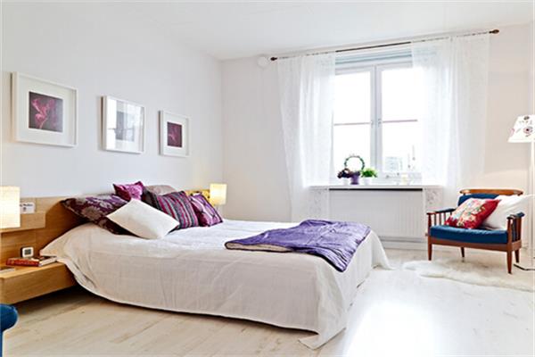 一場老大和老二的合并讓美團和大眾點評又回到焦點圈，公眾聽說的是一個估值150億美元的新“美大”。關于美團和大眾點評抱團取暖的事情，科技媒體的記者們紛紛說是迫于時機需要。細細說來也確如其言，下半年來O2O領域一直彌漫著資本寒冬論，其實美團和大眾點評都不得不變。 美團獨立融資遇阻，且自己同時很難再等下去，在可預見的未來既要保持高增速的同時又實現盈利幾乎不可能，融資越困難對美團已越不利。大眾點評雖然模式較輕能暫時得到青睞，但是前有美團，后有百度糯米、阿里口碑，它的地位也不算穩固。老大美團陷入困局，老二大眾點評借機獲得理想價碼，此刻的合并對雙方來說都是最好的選擇。 但是在O2O領域另一塊火熱的市場，談合并可能就不像團購這般說來就來。家裝是2015年來頻受關注的行業，從最初報價找裝修公司，到訂單信息管理以及工地施工，其中用戶承載了太多痛點。在互聯網+時代，家裝很快被冠以了新的定義，目前互聯網裝修已經成為眾創行業，行業內已經涌現了土巴兔、天貓等家裝平臺。 家裝O2O有沒有合并趨勢?可能性多大? 商業競爭中沒有永遠的朋友，也沒有永遠的敵人，團購O2O如此，家裝O2O亦是如此。俗話說“寸有所長，尺有所短”，未來當家裝O2O發展到拼刀見紅時，“合兵一處”的情況就很可能會發生。 仔細說來，與團購O2O相比家裝O2O算是后起之秀。作為最近兩年走上風口的新型行業，目前各大家裝平臺都躍躍欲試，每家都希望在這個擁有數萬億市場的空間內攪弄一番風云。另外裝修的產業鏈很長，往上能夠對接房地產產業，往下就是家居建材和智能家居等產業，這是一條圍繞“房子”、“家”的商業生態鏈。 家裝O2O處在一個市場大、產業長的商業環境中，未來必然也將出現平臺間合并的趨勢。至于為什么的問題，主要是因為家裝行業的屬性——長資源鏈。所有的O2O平臺想在大市場上有一番作為，必須要考慮資源的重要性。家裝行業的鏈條很長，所以資源控制相對更加不容易，各家O2O平臺都在專注做自己的資源整合，比如：土巴兔用技術推動裝修服務體系建立，做供應鏈的系統集成商，通過解決裝修痛點積累了龐大用戶資源，而天貓家裝則重打造“最后一公里”家裝服務，配合物流資源在供應鏈整合上打造了一站式解決方案。 一條萬億金礦的鏈子上各家O2O平臺都在競相爭奪，資源不可能被一家平臺占領。商業上拔劍弩張和打情罵俏往往就是一瞬間的事情，未來家裝O2O之間必然有很大可能發生“新美大”的事情，合并其實就是攜手并進對家裝行業的規范、升級。 家裝O2O合并會如何發生? 美團和大眾點評的合并是發生在融資上，而家裝O2O會怎么發生合并呢?家裝行業很可能是一場寡頭合并，也是一場對“用戶價值”貫徹程度的博弈。家裝O2O合并的主要因素不是融資而是用戶，是幾家大平臺間在用戶規模上的合并。 傳統裝由于其流程的不公開、不透明，很多環節無法讓用戶真正看到，并切身地參與其中，所以往往被很多用戶詬病。所以家裝行業必須建立標準和高效的家裝服務，滿足行業日益增長的裝修需求。而對家裝O2O平臺而言，發生合并最可能的場景就在最敏感的因素——用戶體驗、用戶價值。未來發生合并的情況，也會在一家為用戶提供更多價值的平臺和一家有雄厚平臺實力但無法提供更多用戶價值的平臺之間。 目前有一些家裝O2O平臺，提供了業主一個建材團購和裝修資訊的交易平臺，比如：齊家網。但是這些平臺仍然讓業主被動接受平臺提供的家居建材商家信息，并推動業主完成家居建材、裝修的交易。這種模式一旦交易完成而業主發現問題，售后的服務必然就無法得到保障，伴隨而來的問題就是用戶體驗較差和投訴加重。 另外像天貓家裝和京東智慧家裝縱然能依靠物流優勢，將家裝服務覆蓋到了全國2000多個區縣，打造出“最后一公里”的家裝服務，但是它們遲遲不能再進一步的原因就在于無法解決用戶痛點，比如：選擇裝修公司和購買建材產品都需要業主親自購買和識別。也就是說天貓實際上只是為合作商家等提供了一個流量入口，卻并沒有真正整合一套集設計、家裝、建材、家居家電、售后等一體化的供應鏈。 再看一些以互聯網技術驅動用戶服務的家裝O2O平臺，它們依靠技術在移動端呈現出的裝修方式，以及給用戶體驗帶來的變化，建立了一套完善的服務體系，比如：土巴兔。土巴兔通過規范平臺裝修公司的施工、用材等標準，建立了一套循環升級的裝修服務體系，不僅提升了用戶裝修的體驗感，同時也帶動著平臺數萬個合作商家的成長。 古話說：“鍥而不舍，金石可鏤”。裝修行業處在一個用戶很怕掉入陷阱的商業環境中，越在這樣的環境里家裝O2O平臺就更應該堅持用戶第一。而對用戶價值貫徹不堅定的平臺，難免會被其它能提供更好體驗的平臺合并。以記者對家裝O2O合并論的觀點，目前應該是土巴兔占盡了先機。土巴兔用互聯網技術驅動家裝服務體系的建立，體系中的土巴兔、合作商家等角色都將用戶第一的理念分別滲透到房地產下游、裝修、家居建材、互聯網金融等領域，整條裝修產業鏈中大家都在為用戶謀更多服務項目、價值等。越在用戶需要的時候，越要堅持成為用戶的依靠。