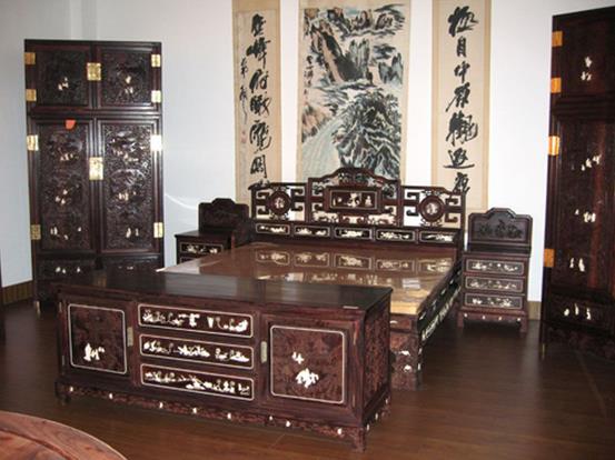 上萬元紫檀木家具賣1元 撿到便宜咋又“落空”.jpg