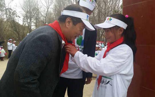 黃土地上散愛(ài)意 圣象綠校園行動(dòng)走進(jìn)甘肅會(huì)寧.jpg