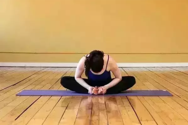 忙碌一天拖著疲憊的身軀回到家后，通過簡單的一組瑜伽練習，可以快速緩解疲憊狀態，讓身心輕松起來。