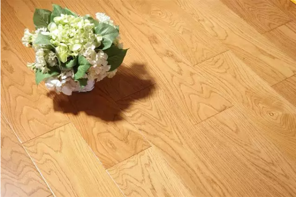 忙碌一天拖著疲憊的身軀回到家后，通過簡單的一組瑜伽練習，可以快速緩解疲憊狀態，讓身心輕松起來。