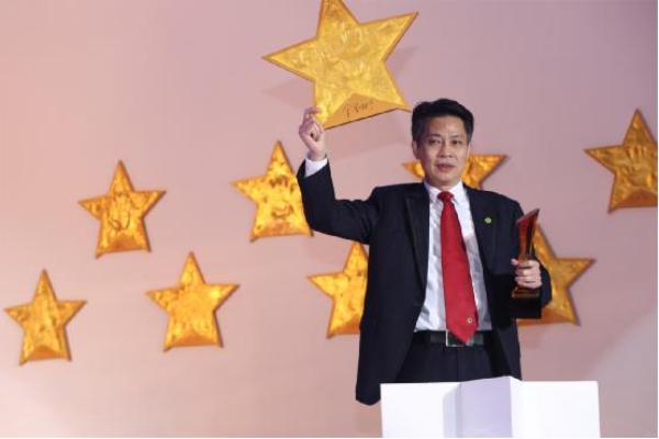 大自然家居佘學(xué)彬榮登中國(guó)家居業(yè)最高榮譽(yù)殿堂 大自然家居佘學(xué)彬榮登中國(guó)家居業(yè)最高榮譽(yù)殿堂