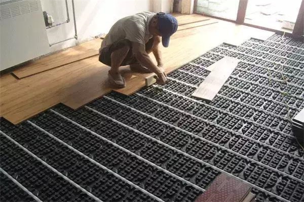 地暖裝好后地上鋪瓷磚與地板的對比? 地暖裝好后地上鋪瓷磚與地板的對比?