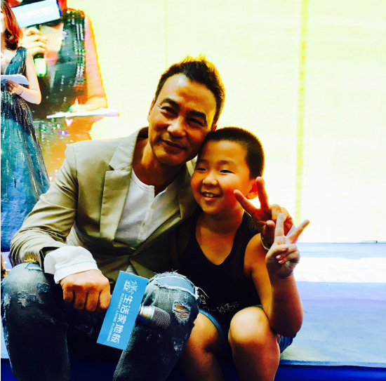 “我在生活家地板等你”任達(dá)華親切互動(dòng)來(lái)降溫