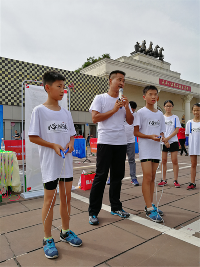 心跳不止！“殺刀”高手成都狂飆繩技