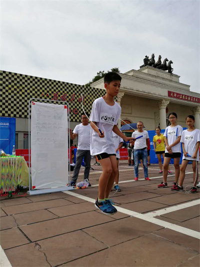 心跳不止！“殺刀”高手成都狂飆繩技