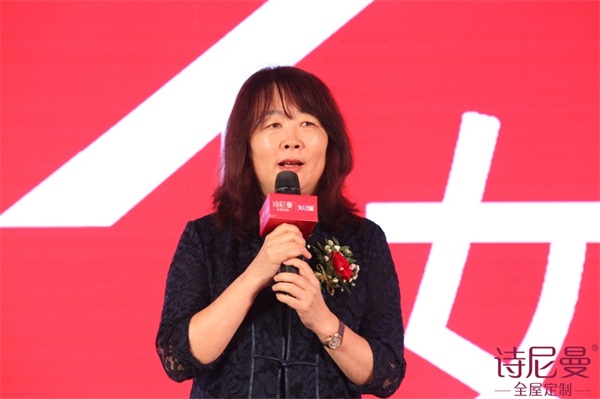 時尚女王海清助陣詩尼曼，女人當家玩轉百搭定制