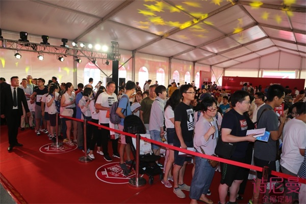 時尚女王海清助陣詩尼曼，女人當家玩轉百搭定制