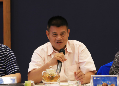 2017年11月13日,由全國工商聯家具裝飾業商會主辦的全宅智能家居功能服務標準編制組第一次會議在廣州市河東智能科技有限公司召開,HDL河東、雨生集團、凱迪仕、一平方、奧普、浪鯨衛浴、美的智慧家居、科創、鉑諾客、銳吉、中安消、樂宜嘉、匯泰龍、達盈、頂固、摩根、晟泰、帝而的客、海爾、遠洋地產、土巴兔、樂華恒業衛浴、華倫蒂詩作為參編單位,就《全宅智能家居功能服務標準》的起草修訂紛紛發表見解,推動《全宅智能家居功能服務標準》的進一步完善。據悉,此標準作為行業首部智能家居功能標準,參編單位和起草人均是在全行業內選擇優秀的、具有代表性的企業和優秀技術人員參與制訂。 2017年11月13日,由全國工商聯家具裝飾業商會主辦的全宅智能家居功能服務標準編制組第一次會議在廣州市河東智能科技有限公司召開,HDL河東、雨生集團、凱迪仕、一平方、奧普、浪鯨衛浴、美的智慧家居、科創、鉑諾客、銳吉、中安消、樂宜嘉、匯泰龍、達盈、頂固、摩根、晟泰、帝而的客、海爾、遠洋地產、土巴兔、樂華恒業衛浴、華倫蒂詩作為參編單位,就《全宅智能家居功能服務標準》的起草修訂紛紛發表見解,推動《全宅智能家居功能服務標準》的進一步完善。據悉,此標準作為行業首部智能家居功能標準,參編單位和起草人均是在全行業內選擇優秀的、具有代表性的企業和優秀技術人員參與制訂。