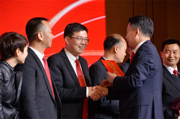 老板獎390萬員工捐69萬，大自然家居員工大會燃爆了