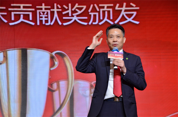 老板獎390萬員工捐69萬，大自然家居員工大會燃爆了