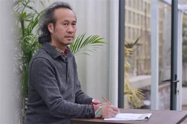 定制家居這點事：北美楓情藝術總監吳偉說吳藍（之三） 慧心獨具定格藍彩的靈動 ——吳藍的藝術美學 法國畫家費爾南德曾說：“色彩是人類的一項基本需求，和水、火等自然元素一樣，與我們的生活密不可分。”我們的大腦皮層80%的活動是通過眼睛完成的。我們處理來自外部世界的大量信息都具有視覺性特征。 由此可見，色彩對我們的生活是多么的重要。而我將大家也包括我自己最鐘愛的藍色，運用到空間設計，它直接影響到了空間的情緒表達。一個空間，藍色和關系色彩一起，呈現出空間語言，空間的情緒和空間的美感體驗。結合我對生活的理解和設計，打造專屬于你的個性空間。“專屬”二字從何談起呢？ 一直以來，我都致力于手工擦色，摒棄工業化的量產和生搬硬套，最大程序還原變化中的藍，和其他色彩發生關系的藍，為每個空間量身定制屬于其獨特的藍色色彩關系空間。 自然之美，令人心曠神怡。大自然是最出色的設計師，隨意揮灑筆觸，或娟秀或曠達，其美是人工之技難以企及的。更何況是工業化量產之死物。為適應不同的空間，最大程度還原自然之美，吳藍空間美學的“藍”，不是一個經過幾次簡單調制就呈現出藝術效果的繪畫顏料或是家具油漆。她通過將不同純度與明度的藍，在木材、石材、紡織面料 、金屬等多種不同材質載體上，反復施加特殊工藝，同時通過把控各種材料和色彩反應變化的過程，最終呈現出的一種具有極致視覺表現力與感染力的色彩美學形態。 一組關系色彩，同時服務于一個主題，呈現一種關系空間，無論是底色還是點睛，都最大程度的和周圍色彩和平共處，構成一個和諧統一的整體美學空間。當然這靠機器實現不了，不可復制，沒有標準，這種關系藍的靈動是難以捉摸的，我只有在擦拭過程的一遍遍努力中，去慢慢揣摩，尋覓，撥云見日般的去還原其美。 我經常會和同事一起，在北美楓情木家居500多平米的色彩創意工坊擦色打樣。工作臺上鋪陳著各種純度、明度不同的藍，很多的色樣都被否決了，只留下一小部分比較接近的藍色，真可謂百里挑一。如果小樣顏色比較符合我心目中的色彩，我會繼續在上面進行二次創作，力爭更加的真實、自然：仔細的擦拭，調色，做舊。慢慢的，色板上面出現了層次漸變的藍。打樣做色板，還只是我們吳藍美學空間創作的第一步，每塊色板都是反復經過手工打造，雖說是定制產品，卻絲毫不亞于藝術作品的創作。每一個關系藍的把控，都是非常難以捉摸的，只有一遍遍的靠深厚美學底蘊和材質特性的經驗把控才能把心目中的那抹藍變為現實，變為吳藍空間體系的靈魂。 其實“吳藍”定格的不僅僅是藍彩的靈動，更加定格的是一種詩意的存在。 西方“詩學（Poetics）”是“創造”的代名詞，“吳藍”空間美學正是這種經過深厚藝術底蘊加工，豐富個人經歷沉淀下來的深思嚴謹的詩學創造，通過這樣詩意的空間最大程度激發消費者的生產力。這是吳藍空間美學所賦予商品的延生價值，帶給消費者物超所值的體驗感，無與倫比的自然美感。 中國的詩意卻是體現在情景空間的想象，我創作的吳藍空間，并不因循守舊，勇于去打破傳統。打個比方，我運用人字拼和層次漸變的藍，間或點綴以紅色，表現出“日出江花紅勝火，春來江水綠如藍”的詩學意境。這樣的靈動詩意，正是吳藍美學空間的靈魂所在，因為一抹藍的靈動，在色彩間雀躍，邀請您來到吳藍空間，一起點亮生活的詩意。 吳藍空間不僅僅只是藍色關系色彩的運用，更是經過深厚藝術底蘊加工，豐富個人經歷沉淀下來的厚積薄發，通過手工擦色、反復調整，定格出那抹藍色的靈動和詩意。