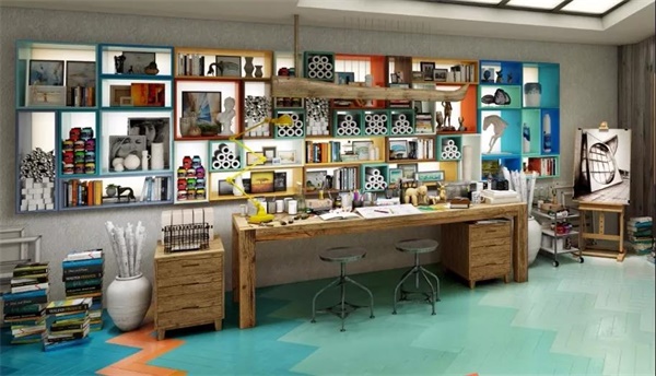 這組嵌入式的柜子也是我個人空間的展示。我把它分為了三段組合，第一段是一組深淺藍色的變化，淡淡的好似云層最淺處的天藍，再深一點好似海水靠近沙灘處的海藍，再往大海深處靠近點，接近藍綠色。