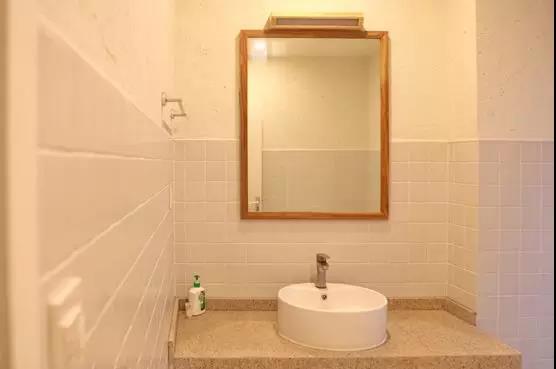 陽光灑在枝蔓上 投下斑駁的影子 天花的時間印記 融于空間本身 空間隨著時間變化 隨著陽光生長 它 是有生命的