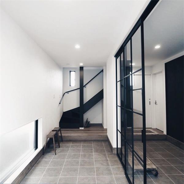 極簡家居，房間簡潔而精致