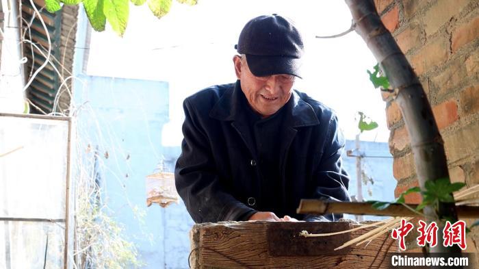 鳥(niǎo)籠藝人侯學(xué)文正在用竹條制作鳥(niǎo)籠。　巨野融媒中心供圖