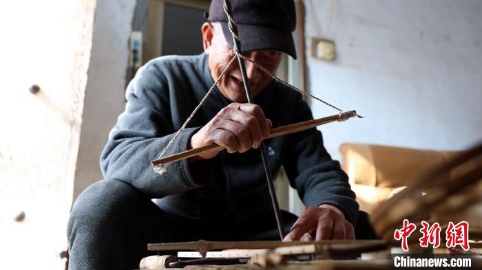 山東鳥(niǎo)籠制作藝人：堅(jiān)守傳統(tǒng)老手藝竹絲化籠見(jiàn)精巧