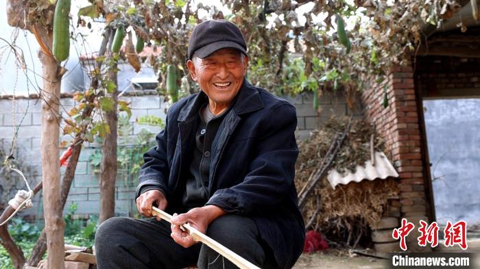 鳥(niǎo)籠藝人侯學(xué)文正在挑選適合做鳥(niǎo)籠的竹條。　巨野融媒中心供圖