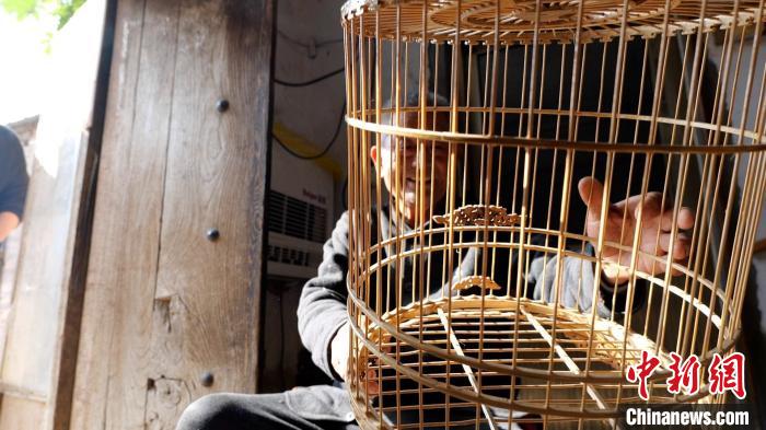 經(jīng)過(guò)數(shù)十道工序后，一個(gè)精美的鳥(niǎo)籠制作完成。　巨野融媒中心供圖