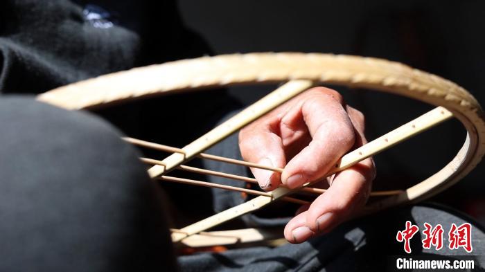 鳥(niǎo)籠藝人侯學(xué)文正在用竹條制作鳥(niǎo)籠。　巨野融媒中心供圖