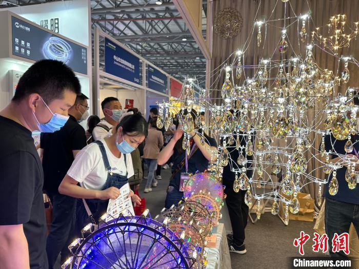 本屆古鎮燈博會共吸引超3500家企業參展，為歷屆參展之最 張明 攝