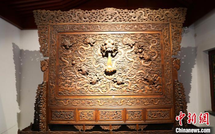 圖為青海永錄民俗博物館內珍藏的中式家具?！⊙Φ?攝