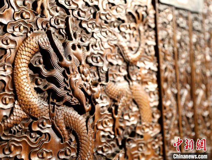 圖為青海永錄民俗博物館內珍藏的中式家具細節(jié)展示。　薛蒂 攝